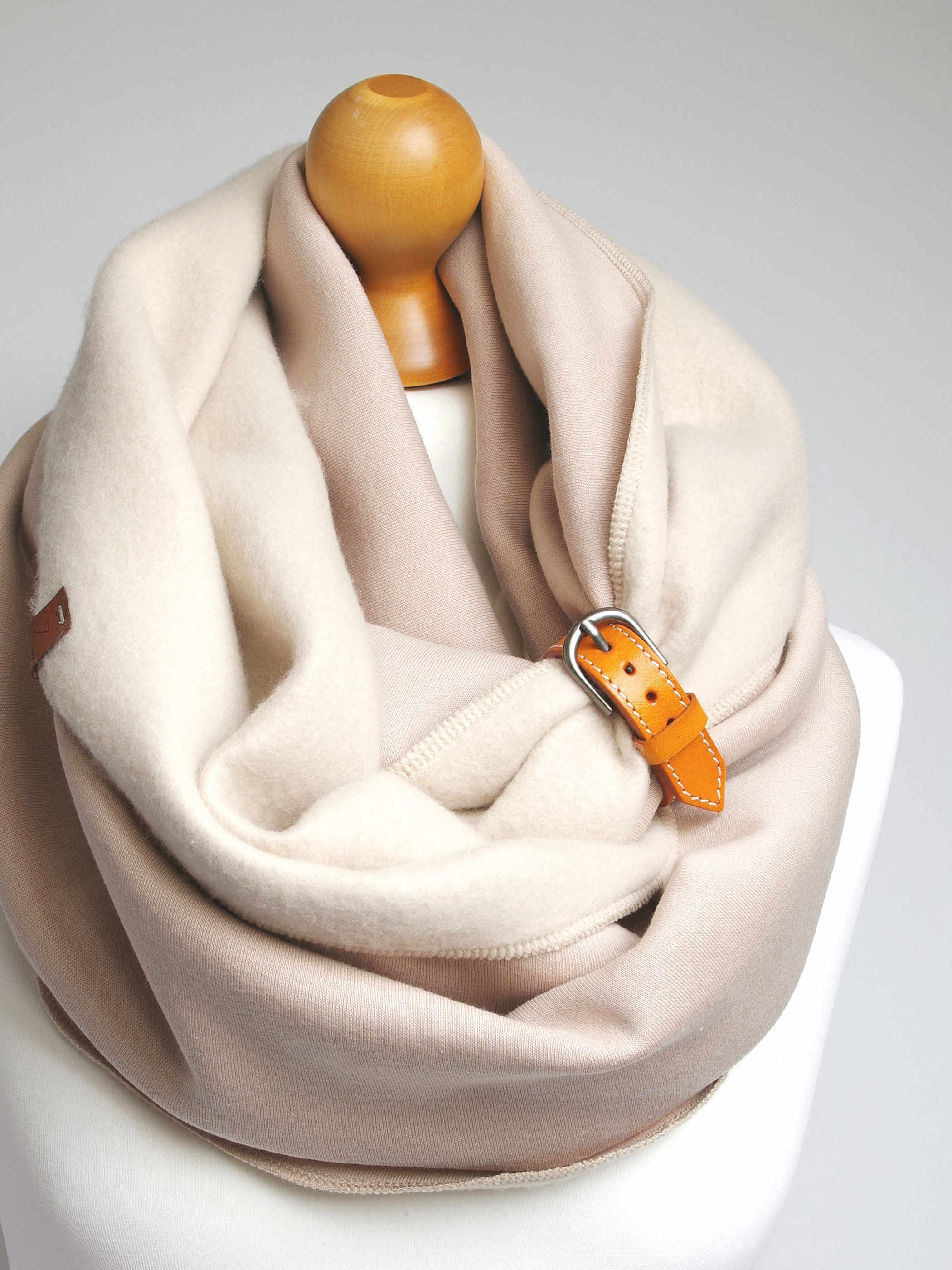 Ciepły zimowy komin damski - jasno beżowy z zapinką - Pracownia Rękodzieła Zolla zdjęcie 4