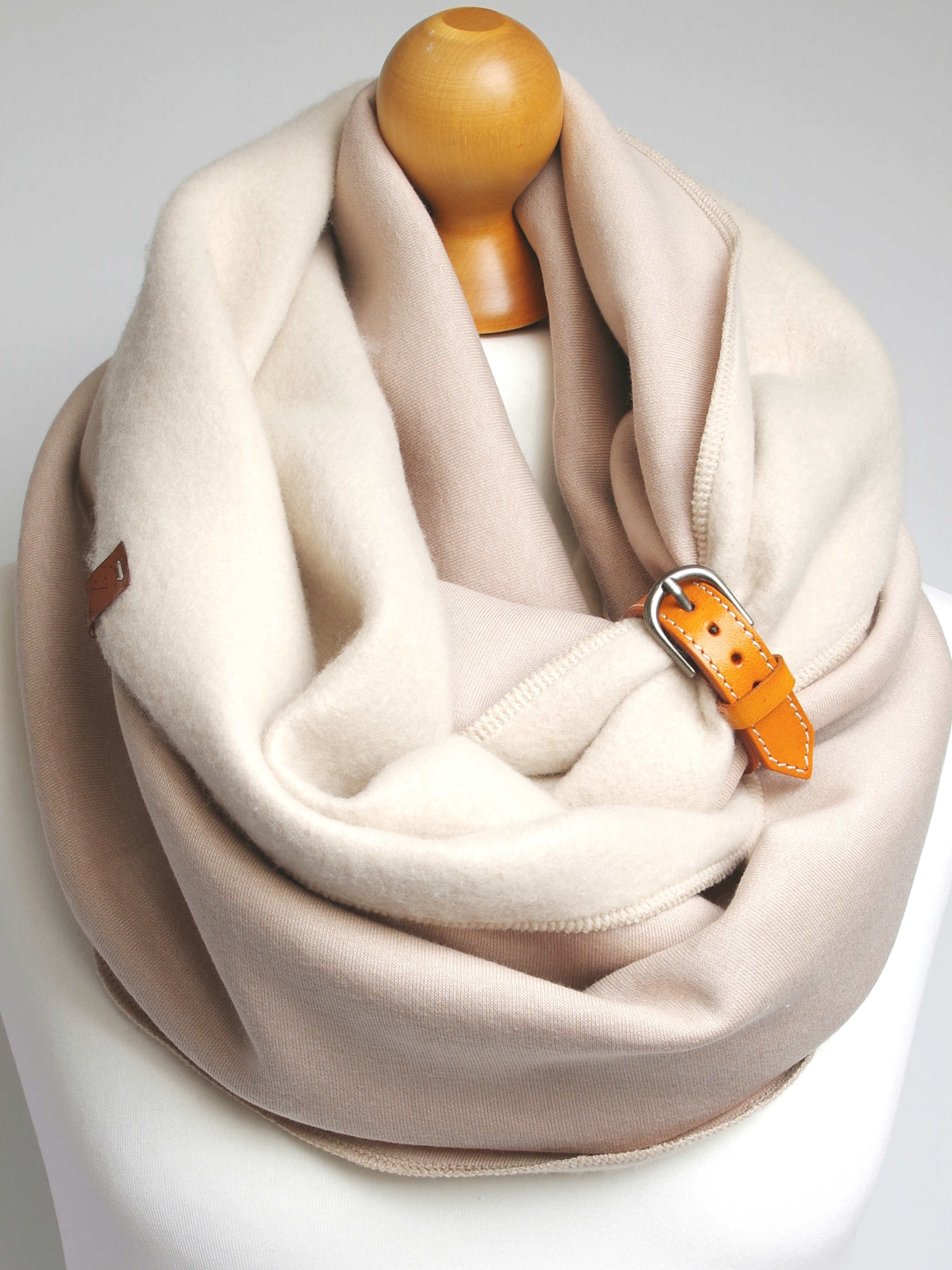 Ciepły zimowy komin damski - jasno beżowy z zapinką - Pracownia Rękodzieła Zolla zdjęcie 1