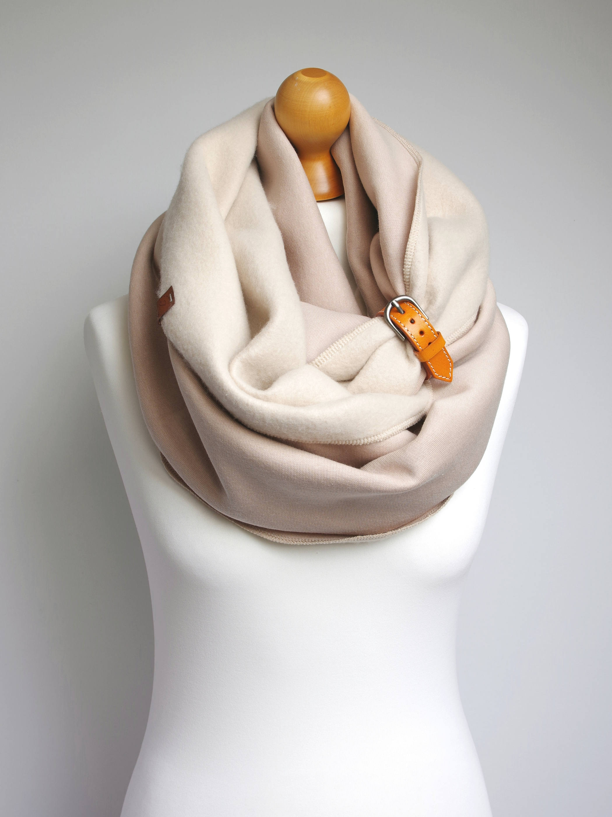 Ciepły zimowy komin damski - jasno beżowy z zapinką - Pracownia Rękodzieła Zolla zdjęcie 3