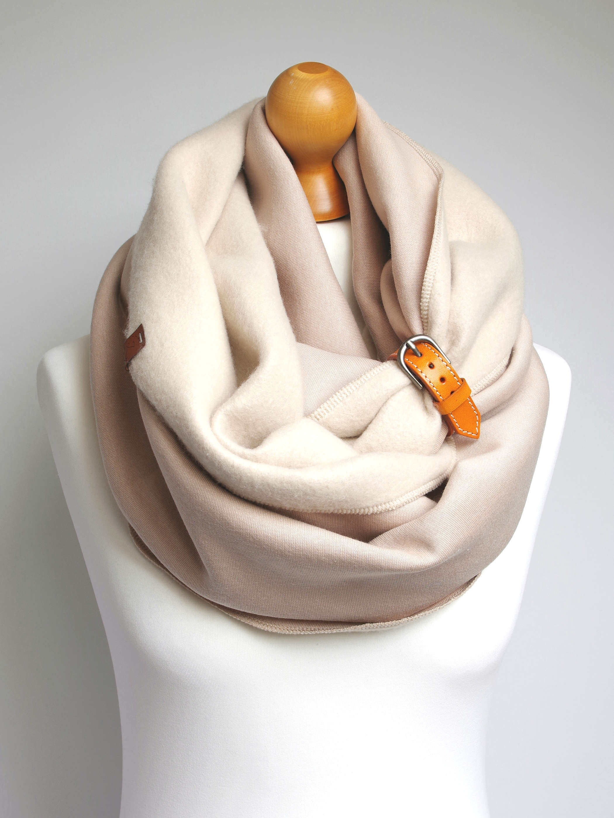 Ciepły zimowy komin damski - jasno beżowy z zapinką - Pracownia Rękodzieła Zolla zdjęcie 2