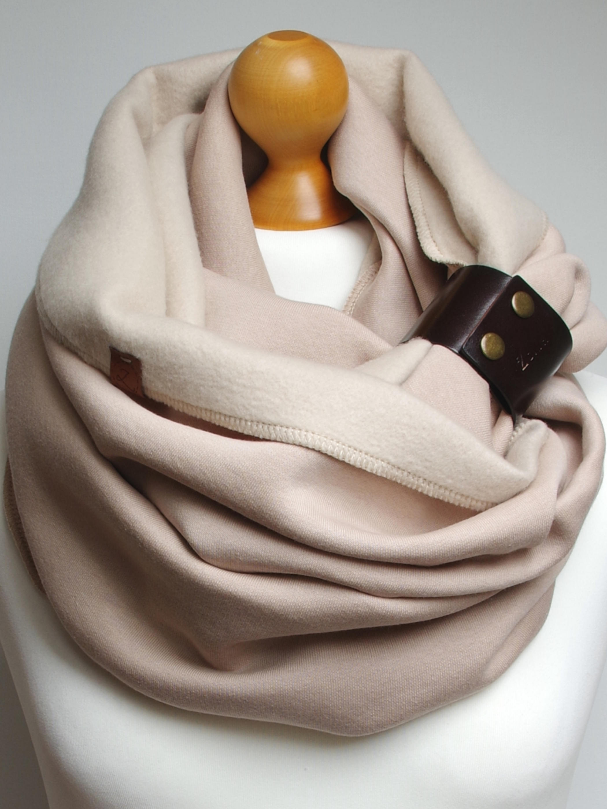 Zimowy ciepły komin damski - jasno beżowy z zapinką - Pracownia Rękodzieła Zolla zdjęcie 1