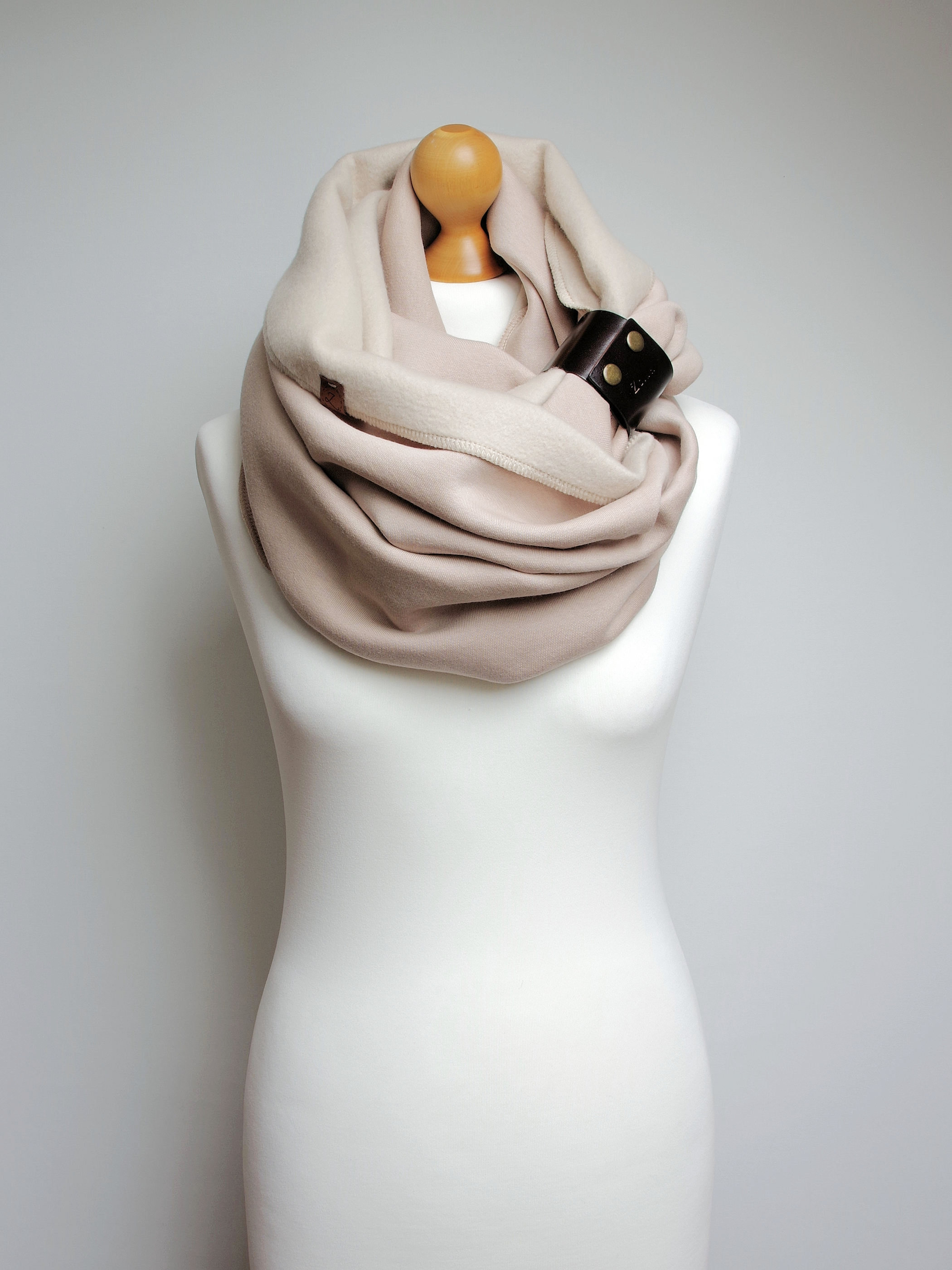 Zimowy ciepły komin damski - jasno beżowy z zapinką - Pracownia Rękodzieła Zolla zdjęcie 4