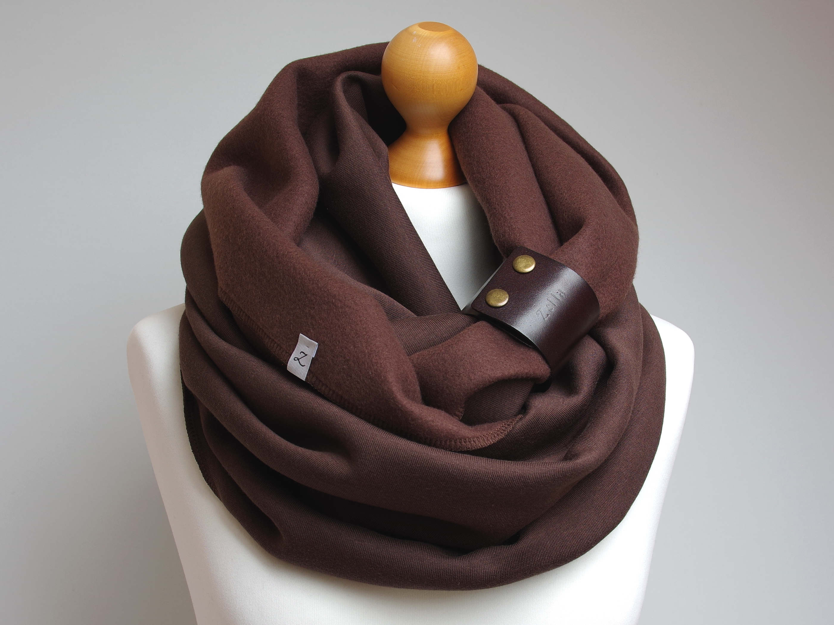 Zimowy ciepły komin damski - czekoladowy brąz z zapinką - Pracownia Rękodzieła Zolla zdjęcie 4