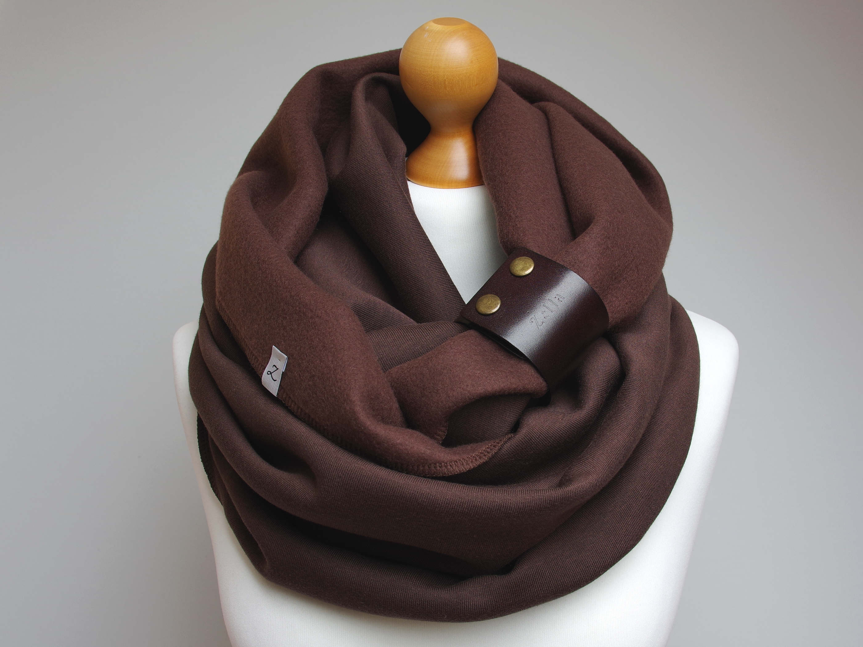 Zimowy ciepły komin damski - czekoladowy brąz z zapinką - Pracownia Rękodzieła Zolla zdjęcie 3