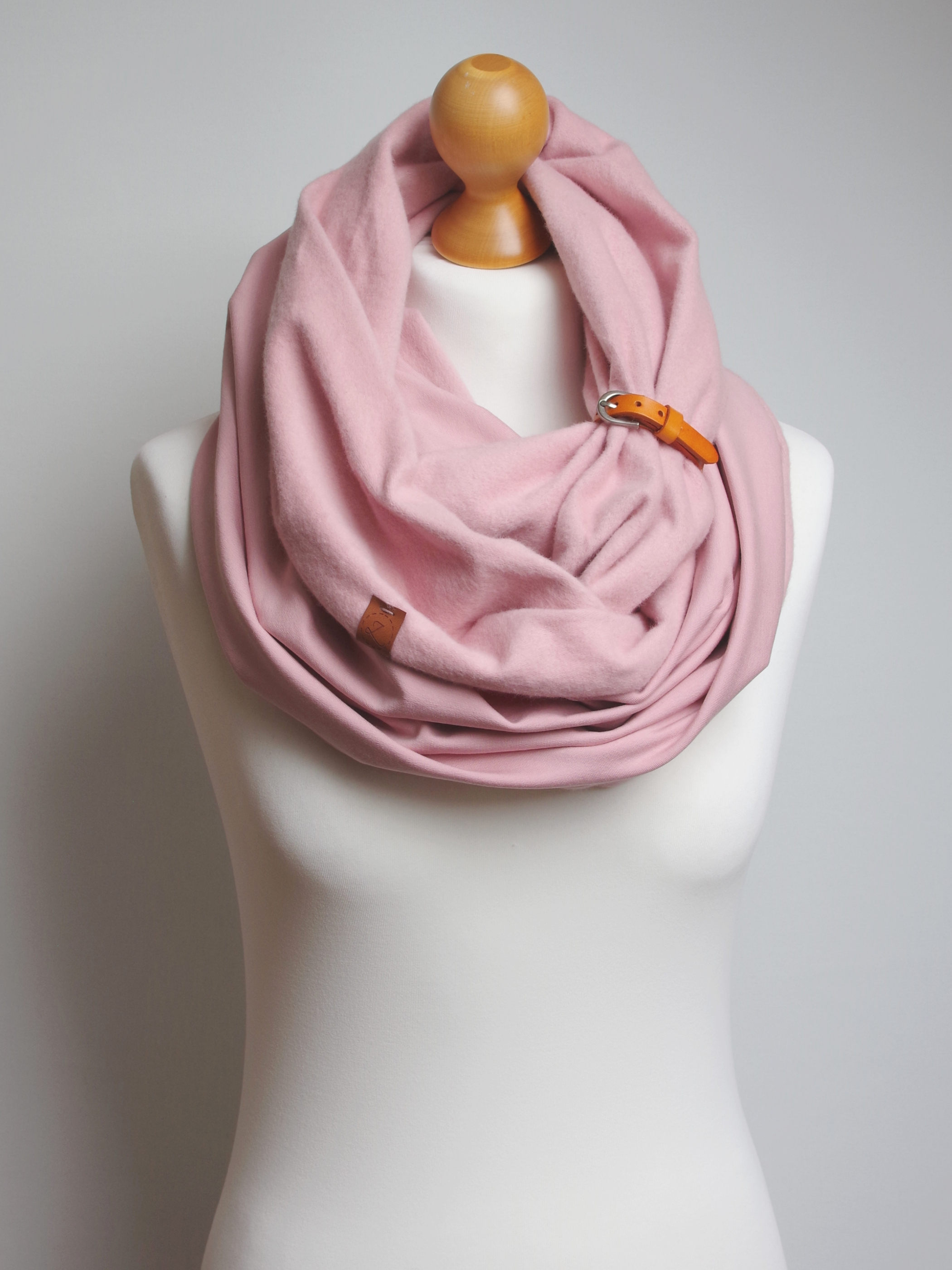 Zimowy ciepły komin damski - różowy  z zapinką - Pracownia Rękodzieła Zolla zdjęcie 2