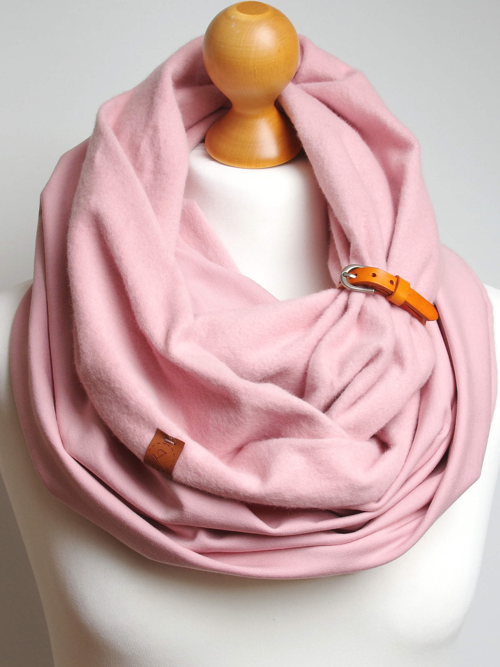 Zimowy ciepły komin damski - różowy  z zapinką - Pracownia Rękodzieła Zolla zdjęcie 1