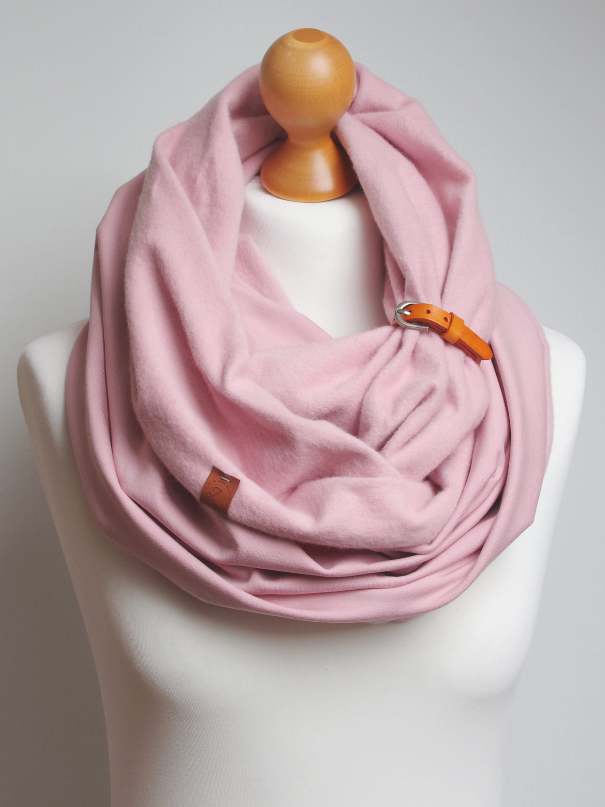 Zimowy ciepły komin damski - różowy  z zapinką - Pracownia Rękodzieła Zolla zdjęcie 4