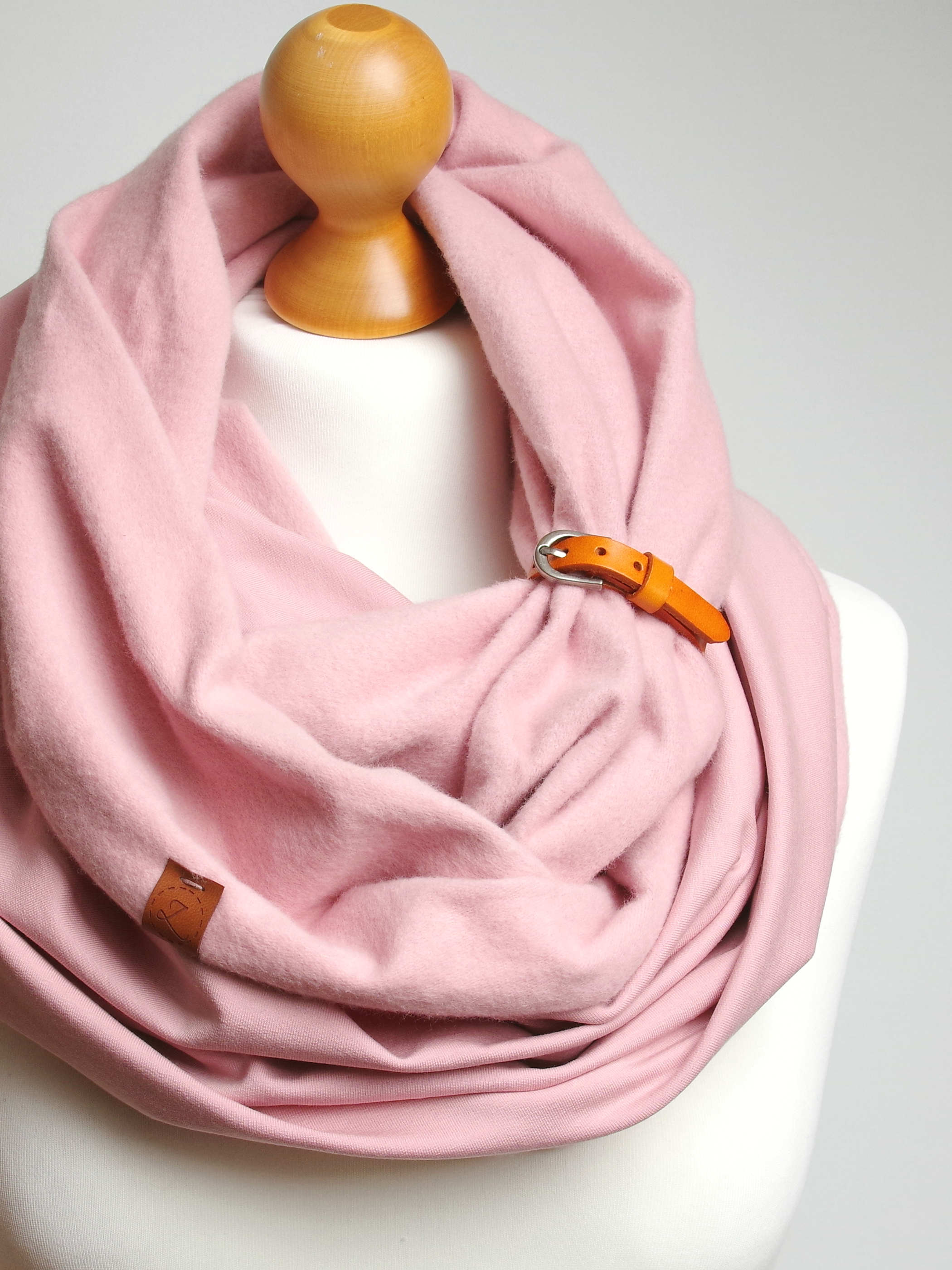 Zimowy ciepły komin damski - różowy  z zapinką - Pracownia Rękodzieła Zolla zdjęcie 3