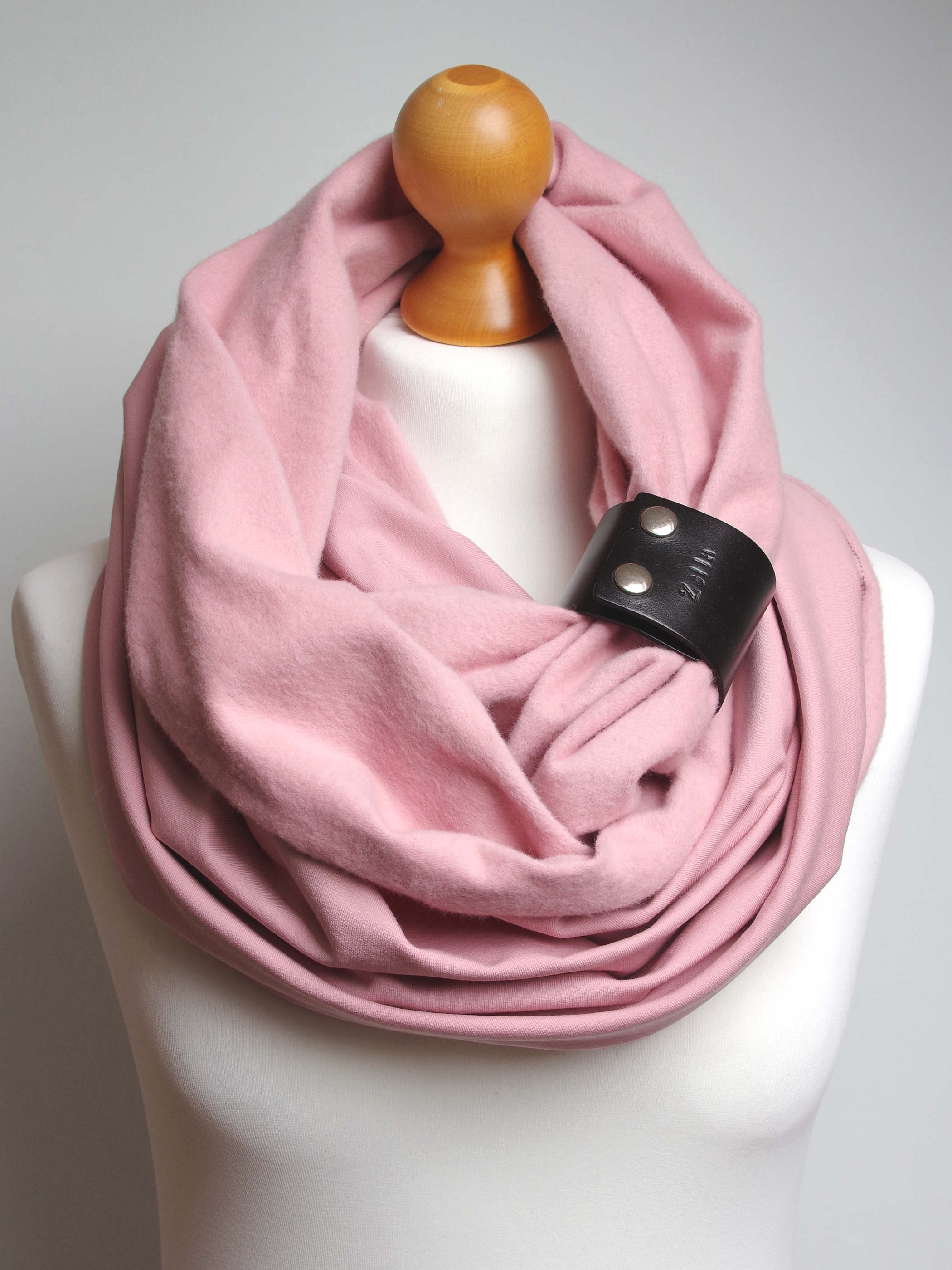 Zimowy ciepły komin damski - różowy  z zapinką czarną  - Pracownia Rękodzieła Zolla zdjęcie 4