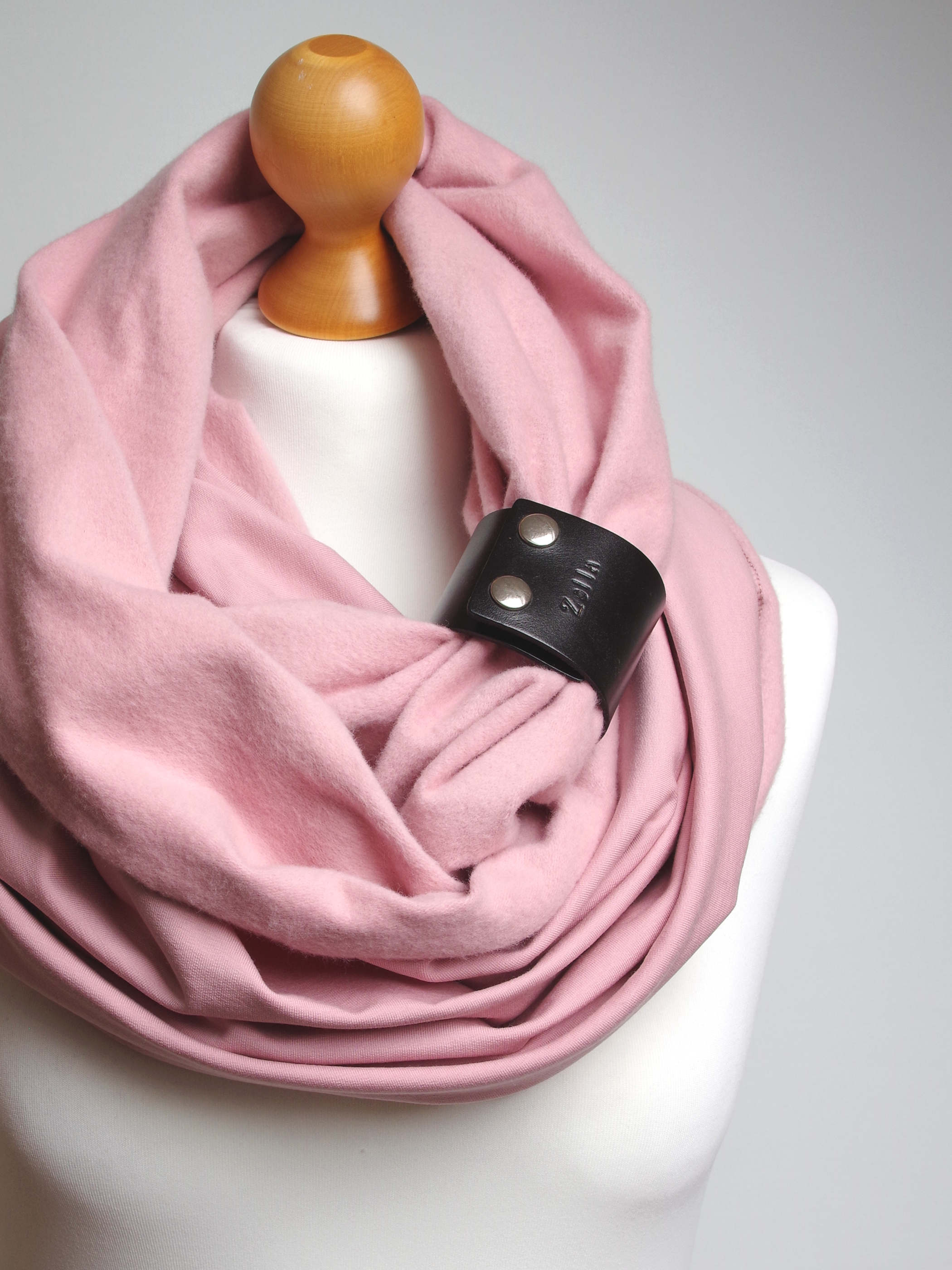 Zimowy ciepły komin damski - różowy  z zapinką czarną  - Pracownia Rękodzieła Zolla zdjęcie 3