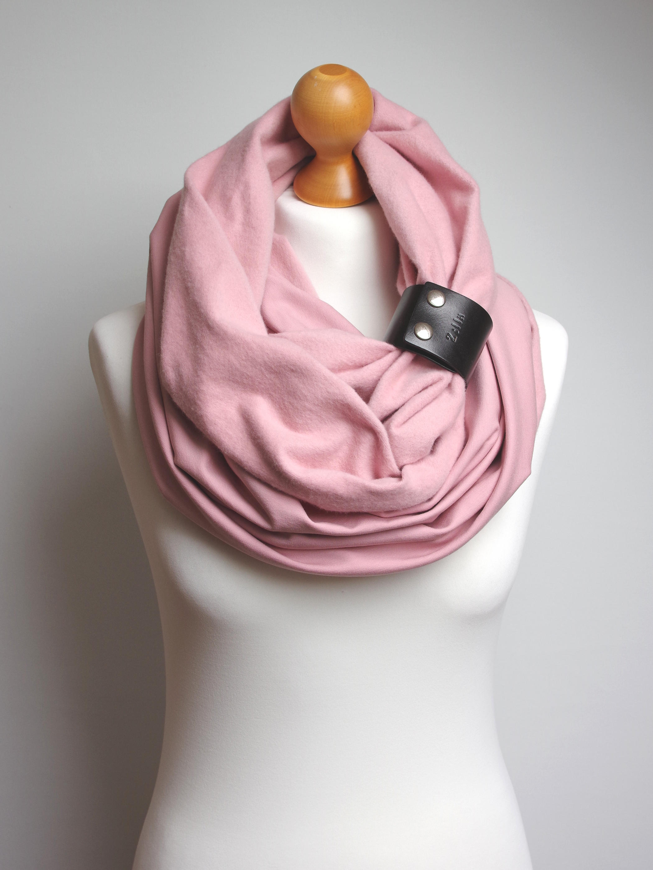 Zimowy ciepły komin damski - różowy  z zapinką czarną  - Pracownia Rękodzieła Zolla zdjęcie 2