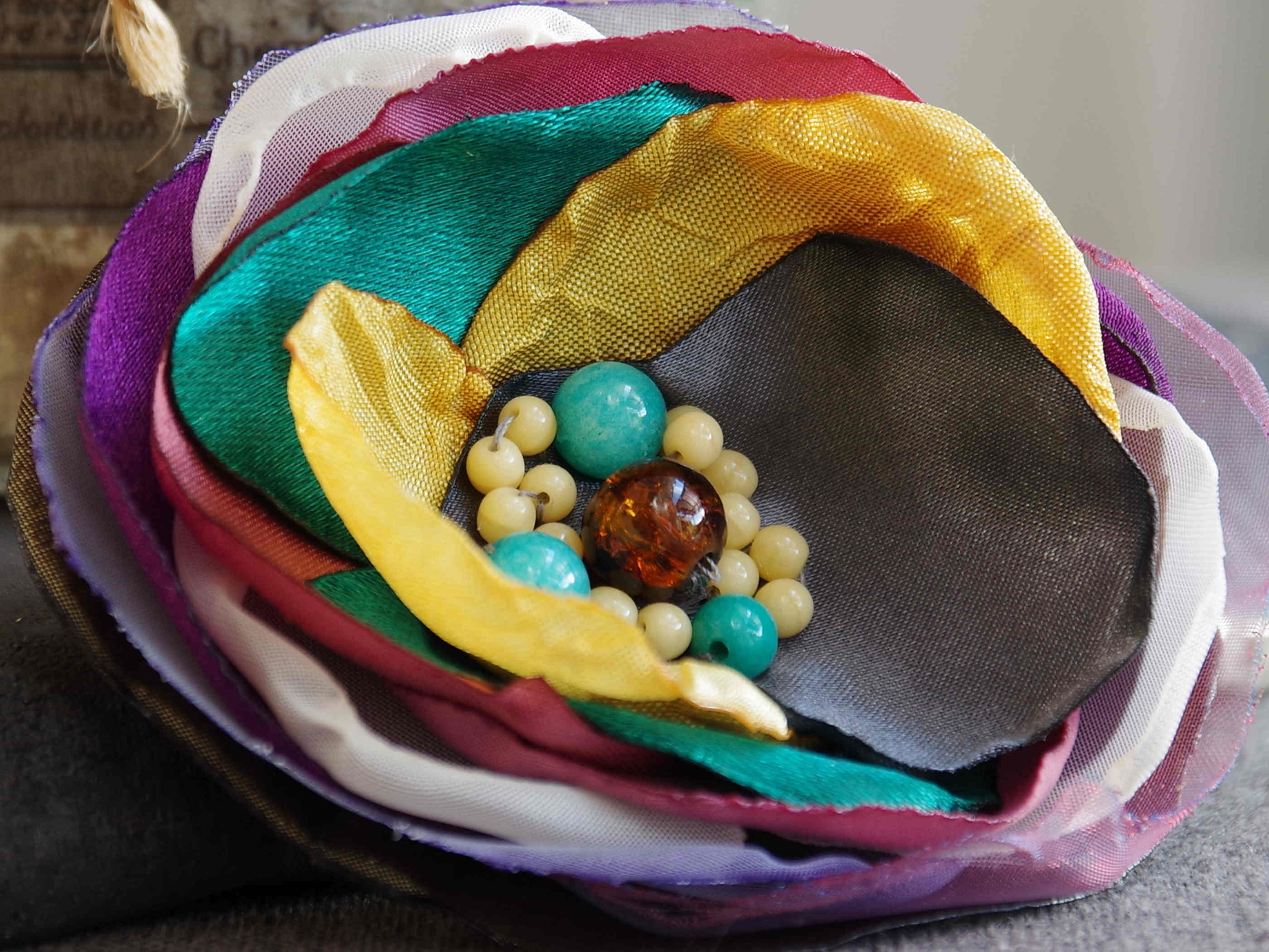 Kolorowa Broszka Elegancka przypinka kwiatek - Pracownia Rękodzieła Zolla zdjęcie 4