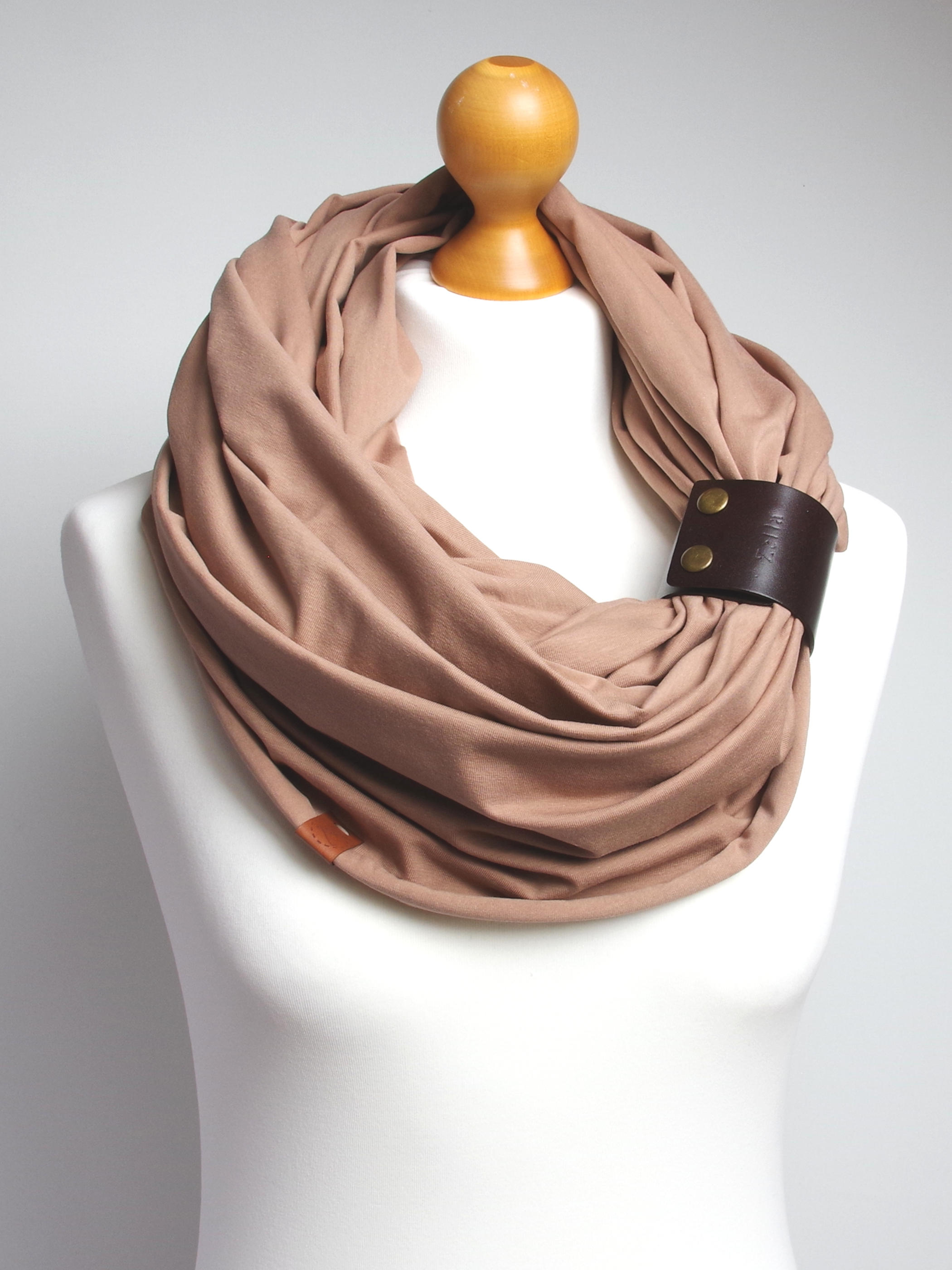 Komin bawełniany damski  tuba - beżowy z zapinką szeroką - Pracownia Rękodzieła Zolla zdjęcie 3