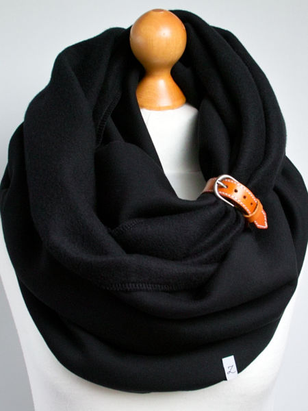 Zimowy komin damski - czarny z paskiem ozdobną 