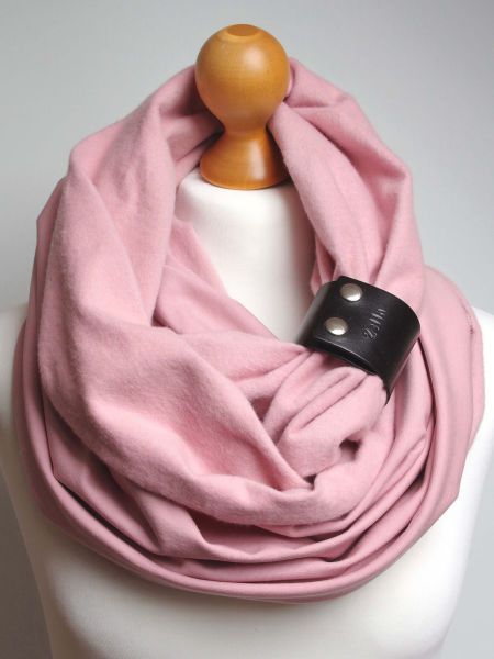 Zimowy ciepły komin damski - różowy  z zapinką czarną 