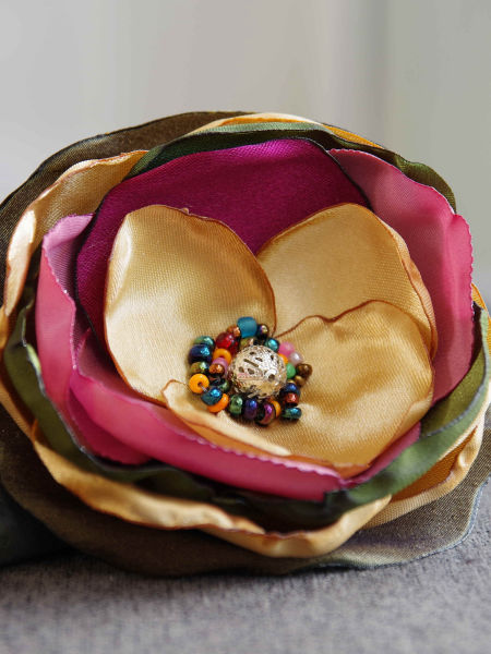 Ozdobna Broszka kwiat - elegancka przypinka