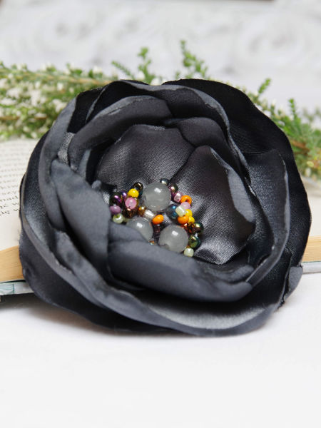 Urocza broszka kwiat – elegancja i  styl