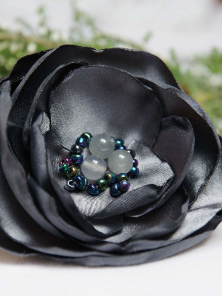 Delikatna broszka KWIAT – grafitowa szarość