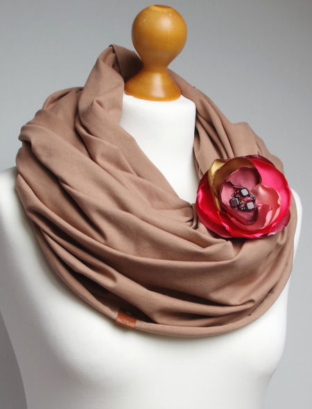 Beżowy szal komin damski XL z bawełny z dekoracyjną broszką