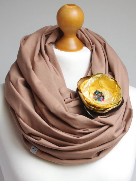 Obszerny komin tuba XL damski – beżowy, bawełniany, z broszką