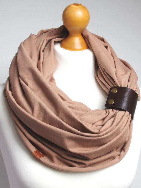 Komin bawełniany damski  tuba - beżowy z zapinką szeroką