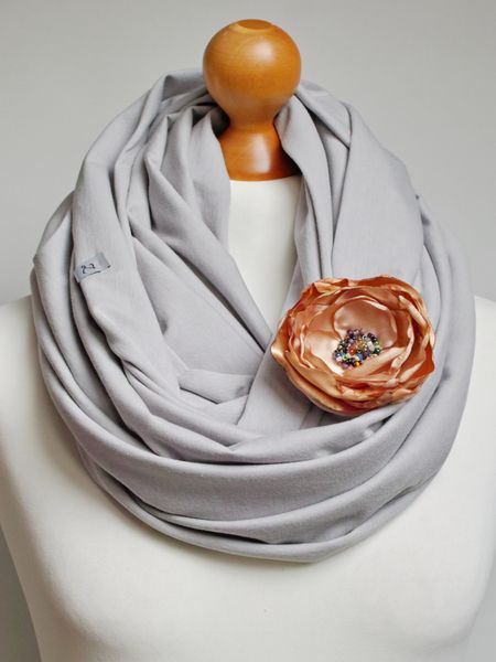 Komin tuba damski – popielaty, bawełniany, z broszką